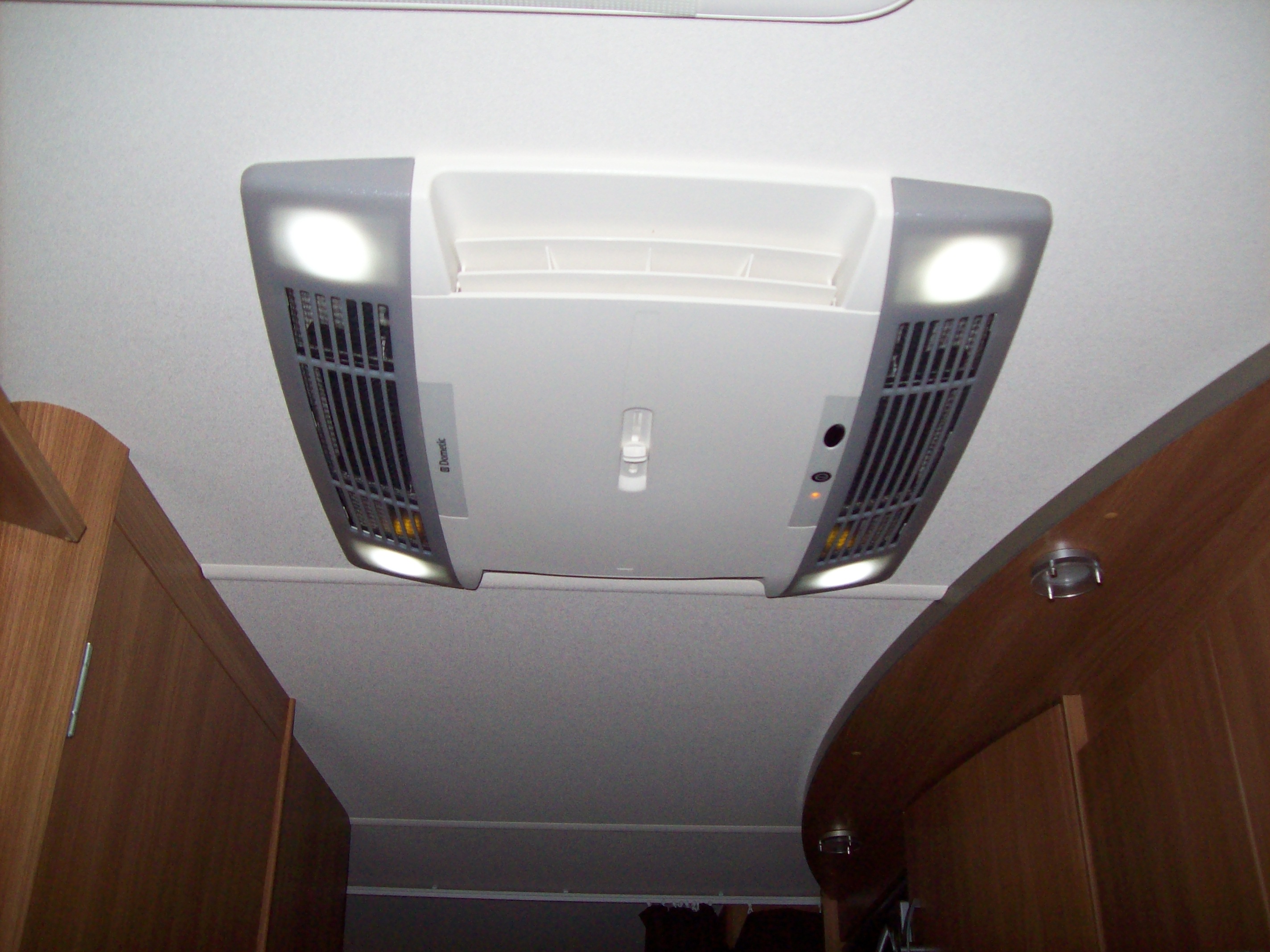 Dometic B2200 Air Conditioning - Motorhome Voyager